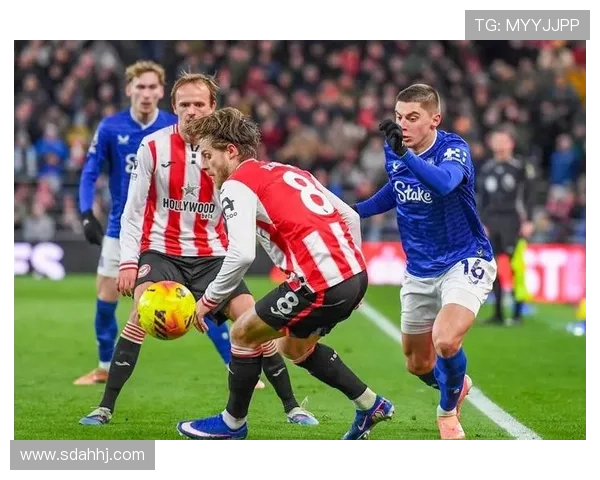 弗洛在英超赛季中状态回暖，持续提升球队竞争力。