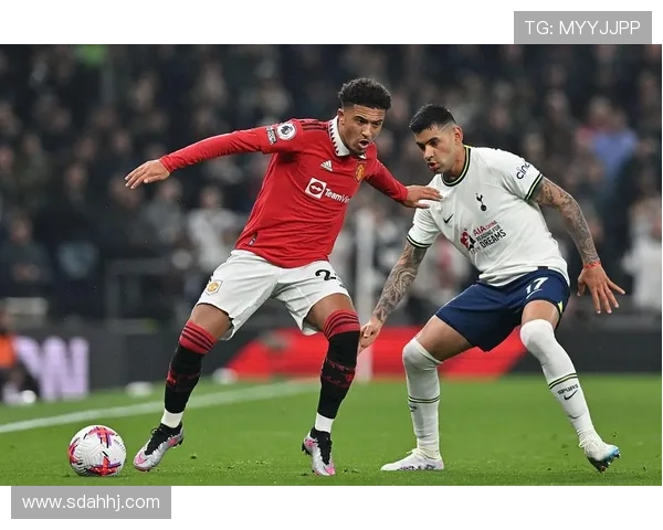 曼联防线失误频繁问题凸显,对球队稳定性与战绩走势造成双重考验 曼联防线失误频繁问题凸显,对球队稳定性与战绩走势造成双重考验